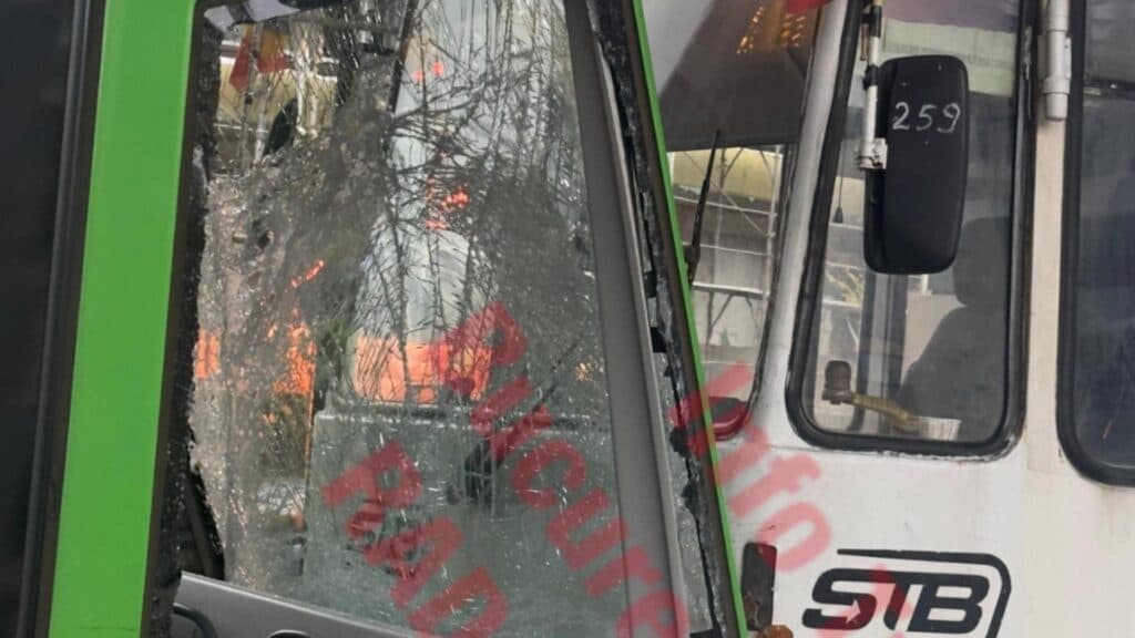 Coliziune sub podul Basarab: Tramvaiele de pe liniile 1 și 10 sunt blocate în urma impactului