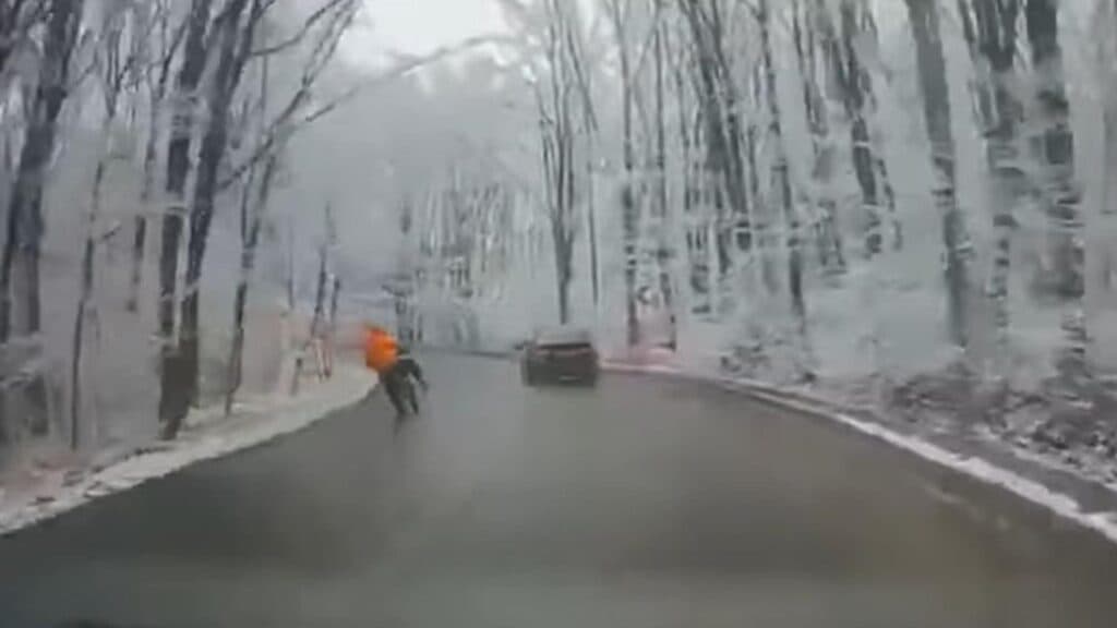Tragedie pe drumurile din Iași: un tânăr își pierde viața într-un accident motociclistic devastator