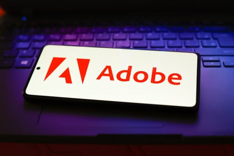 Adobe, acuzată de utilizarea abuzivă a operelor autorilor în antrenarea AI, se confruntă cu o acțiune colectivă propusă