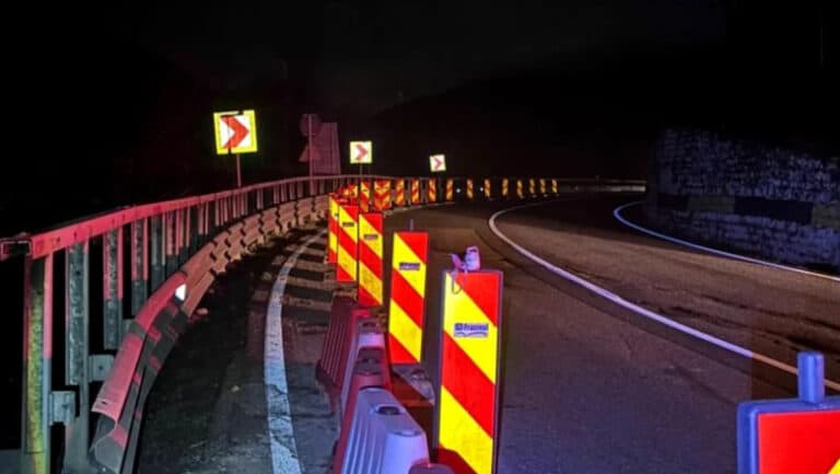 Alunecare de teren pe DN1: traficul este restricționat parțial de către poliție