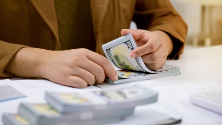 România atrage miliarde, dar nu investește in afară: De ce pierdem jocul regional al banilor?