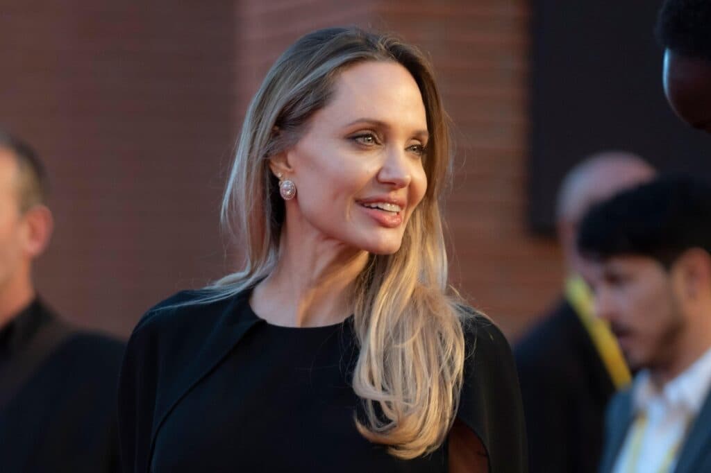 Angelina Jolie împărtășește povestea cicatricilor sale postmastectomie, un mesaj plin de emoție și inspirație