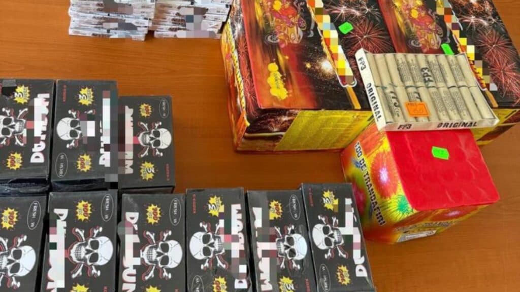 Artificii ilegale descoperite în umbra Târgului de Crăciun: Jandarmii au confiscat peste 4.000 de articole periculoase