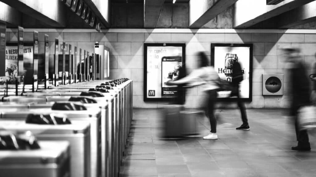 Atac cu cuțitul în metroul parizian: trei femei rănite, autorul reținut acasă