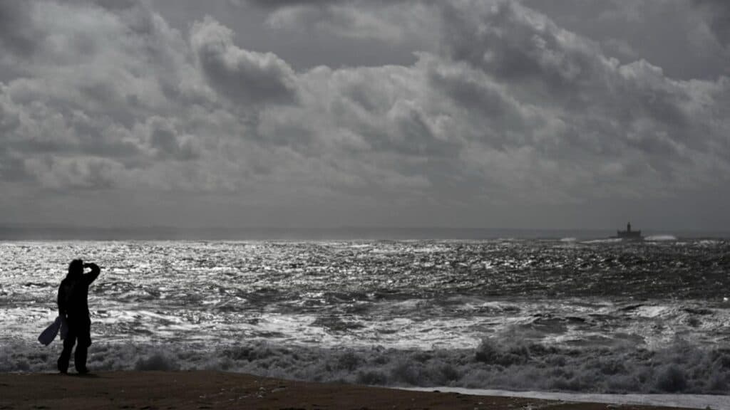 Avertisment de călătorie pentru Portugalia: Cod roșu de vânt, ploi torențiale și furtuni pe ocean. Tragicul bilanț din Spania: doi români și-au pierdut viața în urma furtunilor maritime