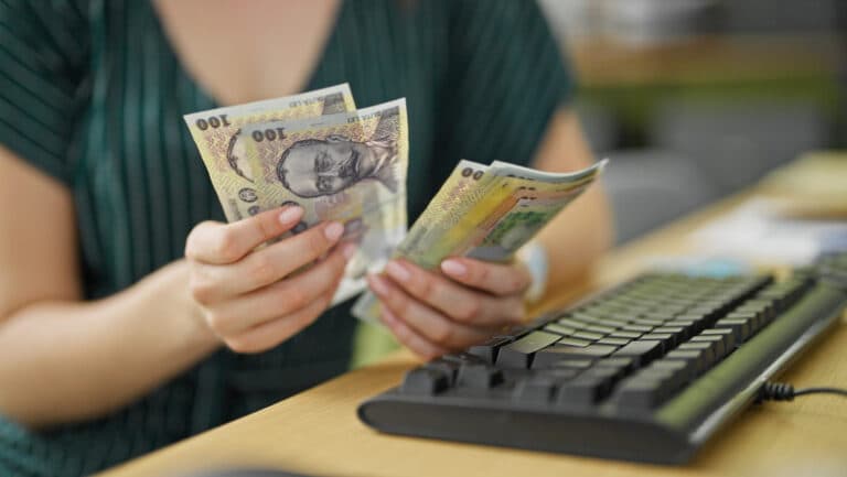 Sumele pentru alocațiile copiilor și indemnizațiile părinților au fost transferate. Când vor ajunge banii la români?
