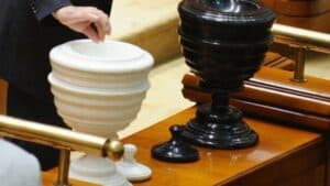 AUR va iniția mâine moțiunea de cenzură. Strategiile lui Bolojan pentru a determina PSD să nu susțină căderea guvernului
