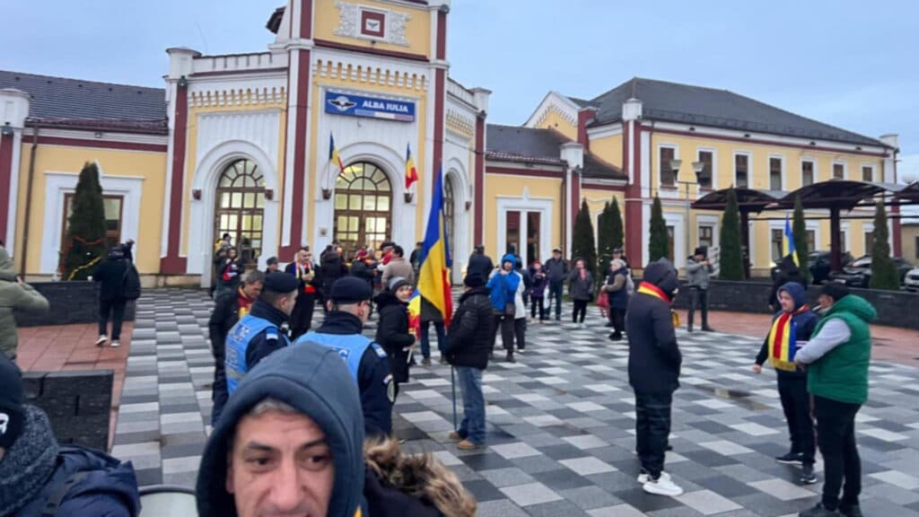 AUR aduce românii împreună de Ziua Națională în cel mai amplu marș din Alba Iulia: mulțimile se adună în fața gării
