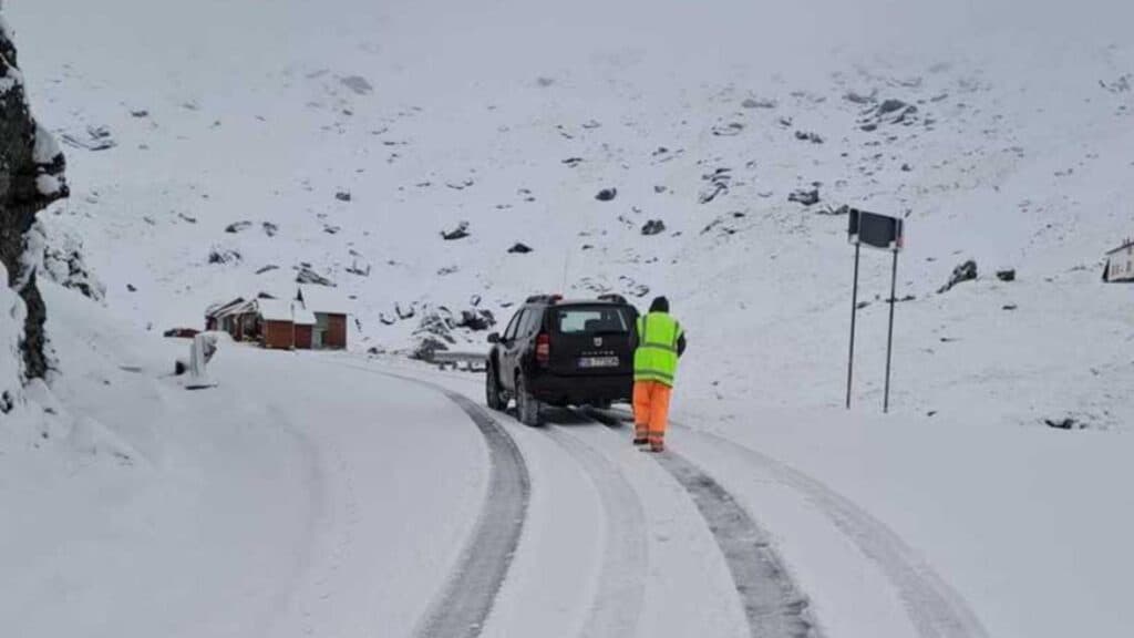 Atenție la trafic: ninsorile abundente îngreunează deplasările pe A1 Sibiu–Deva și DN 7