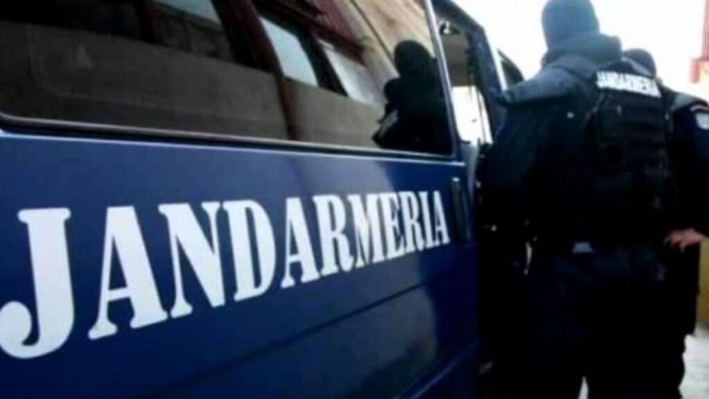 Eroii în uniformă: jandarmii intervin pentru a salva un bărbat căzut într-un lac din Craiova, în timp ce este hăituit de câini