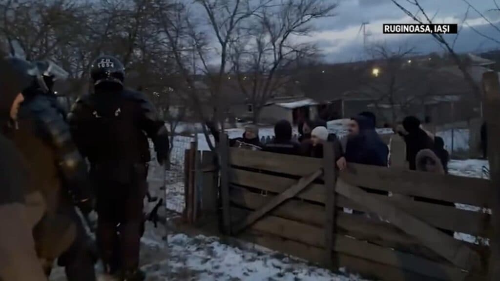 Conflictul cu bâte de la Ruginoasa, stins de intervenția jandarmilor! Localnicii, indignați că nu li se permite să se lupte