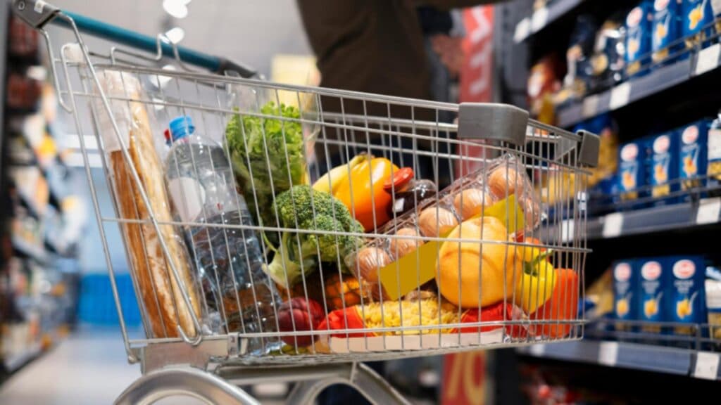 Produse de proastă calitate în magazine: fructe destinate animalelor, expuse pe rafturi! Avertismentul ANPC