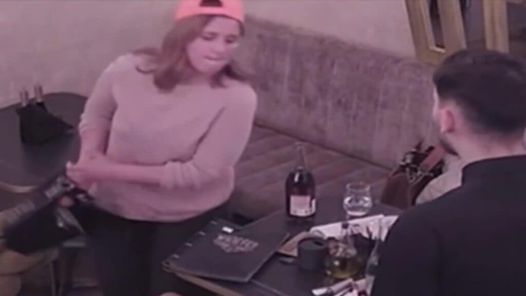Scandal în bar: O clientă furioasă s-a răzbunat pe angajați după ce a ratat ultima șampanie