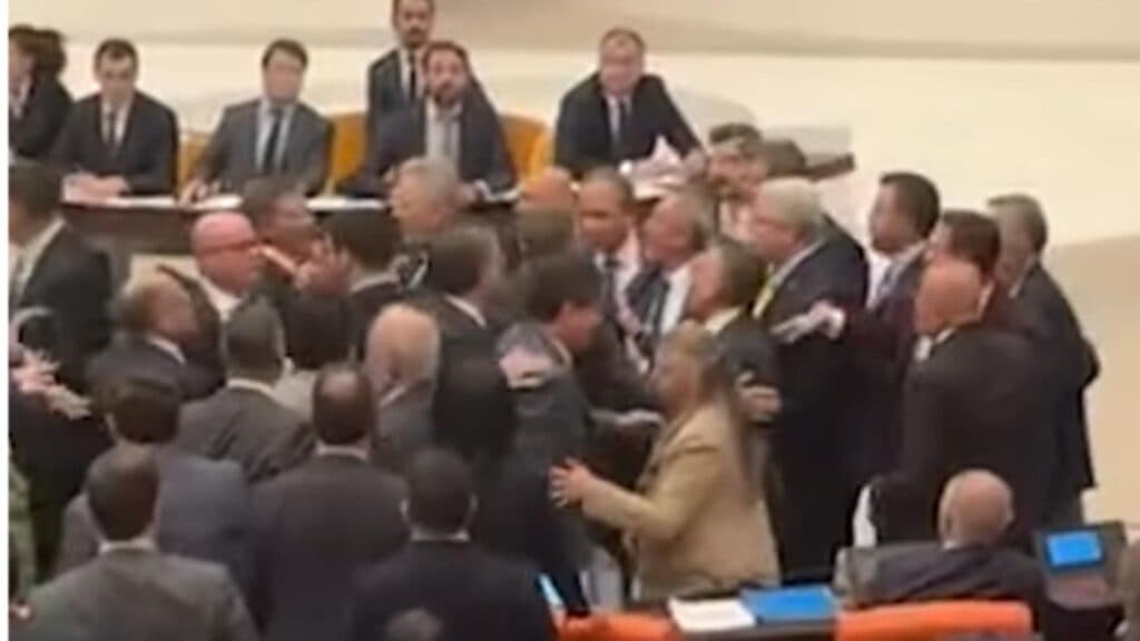 Încăierare în Parlamentul Turciei: conflicte fizice și parlamentari agitați în timpul dezbaterilor