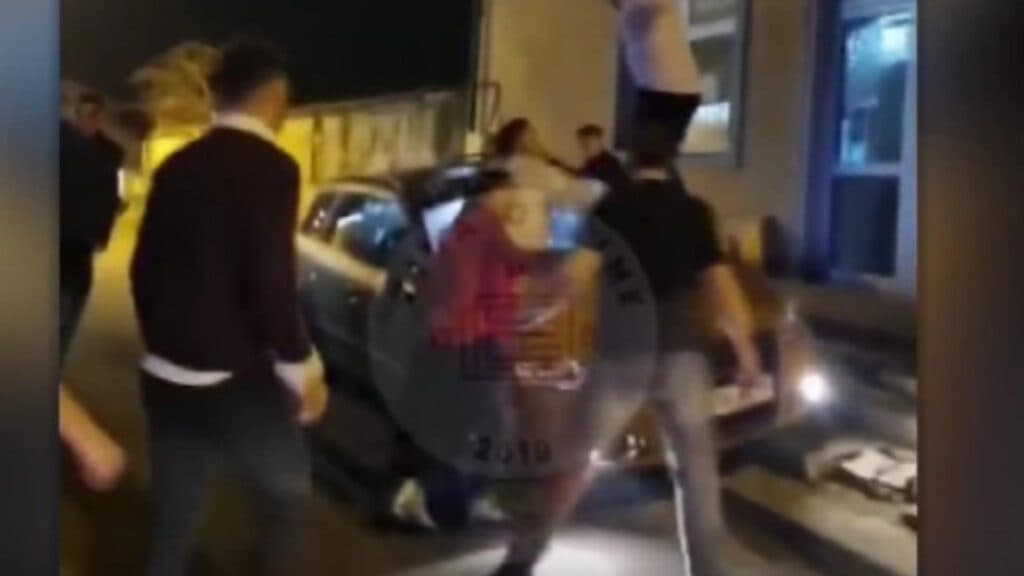 Haos în Sibiu! Agresorii au atacat o mașină și au provocat distrugeri totale