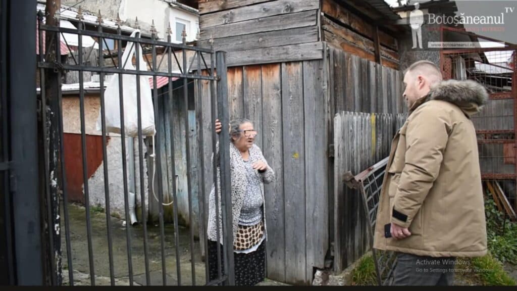 Bătrână nevoiașă, abandonată fără apă înainte de sărbători, în România lui Bolojan. Femeia a plâns când a aflat că trebuie să plătească mii de lei