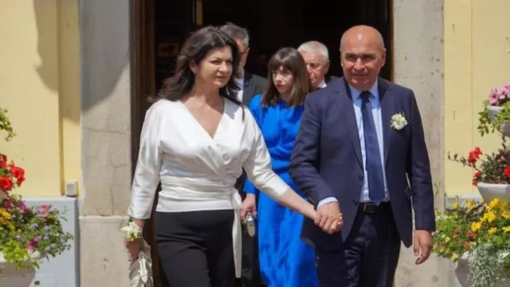 Bolojan îi răspunde Ioanei Dogioiu, purtătoarea de cuvânt a Guvernului: „Nu mi-am legat destinul.”