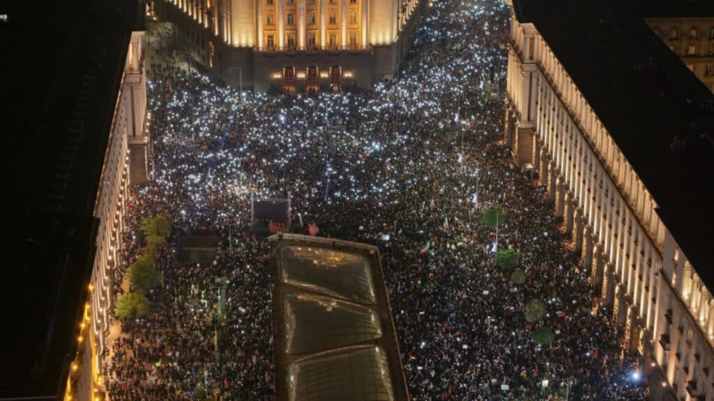 Bulgaria, în pragul unei revolte: Mii de protestatari cer demisia guvernului din cauza nemulțumirilor fiscale