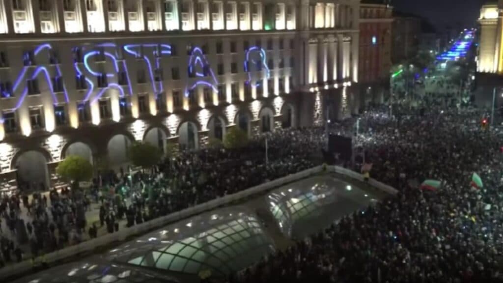 Bulgaria se mobilizează: cel mai amplu protest din ultimele trei decenii strânge zeci de mii de oameni care cer demisia Guvernului