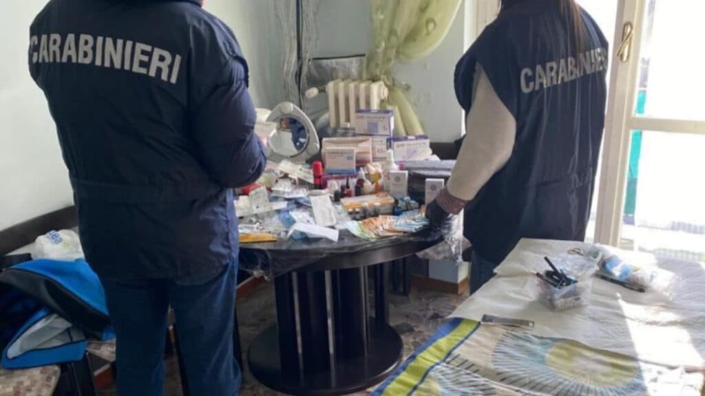 Cabinet de estetică ilegal descoperit în Italia: o moldoveancă administra injecții cu botox fără autorizație și fără a cunoaște limba italiană