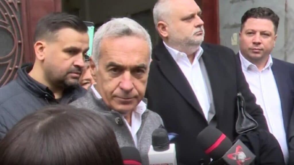 Călin Georgescu, primit cu entuziasm de suveraniști: candidatul marginalizat de sistem își oficializează astăzi controlul judiciar
