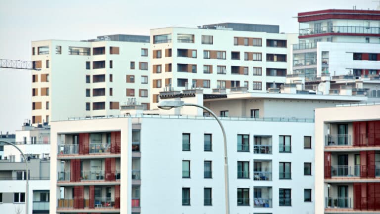 Bucureștiul: Orașul paradoxurilor, unde luxul se împletește cu accesibilitatea în cartierele sale. Prețurile locuințelor în metropole