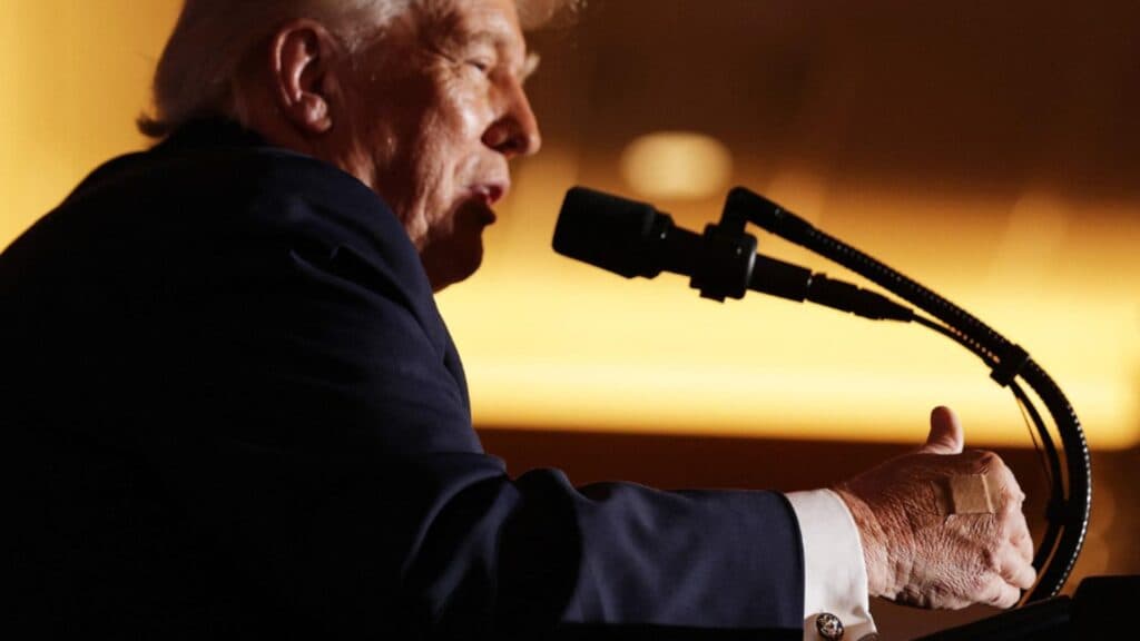 Casa Albă dezvăluie cauza bandajelor de pe mâna lui Donald Trump: „Din strângeri de mâini și pastile de aspirină zilnic.”