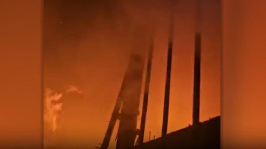 Incendiu devastator: Pompierii au înfruntat flăcările timp de 6 ore pentru a salva casa