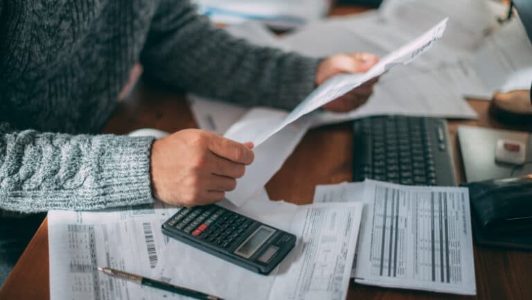Decizii fiscale cu impact major: creșterea impozitelor pe locuințe, terenuri, mașini și dividende începând din 2026. Ce înseamnă pentru români?