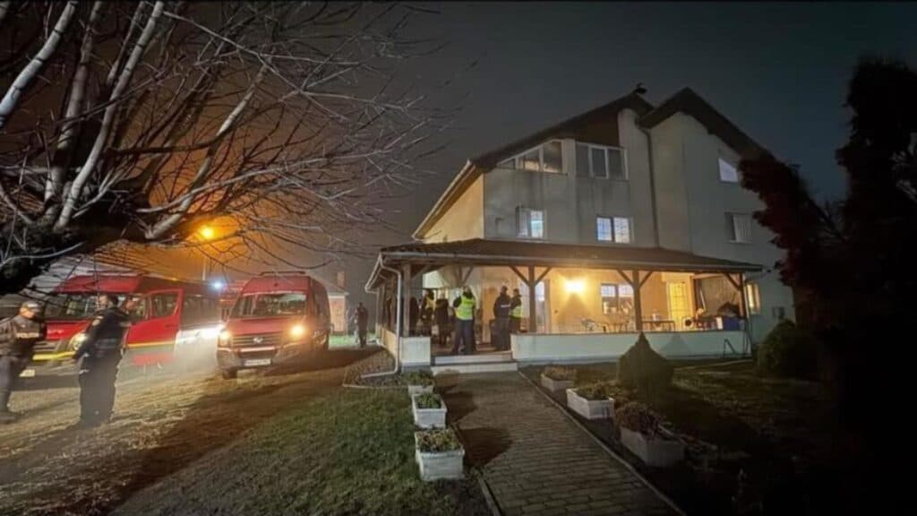 Vârstnicii relocați din azilul închis, internați în spitale cu diagnosticul de scabie