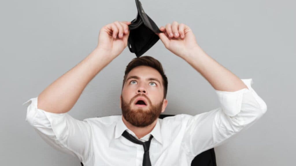 Cele 10 obiceiuri financiare neobservate care îți subțiază contul fără să-ți dai seama