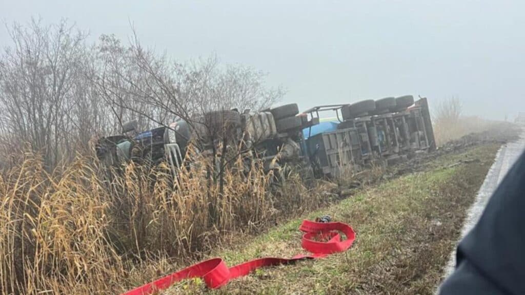 Cisterna cu GPL răsturnată pe marginea drumului din Vaslui a fost repusă pe roți, iar încărcătura va fi transvazată
