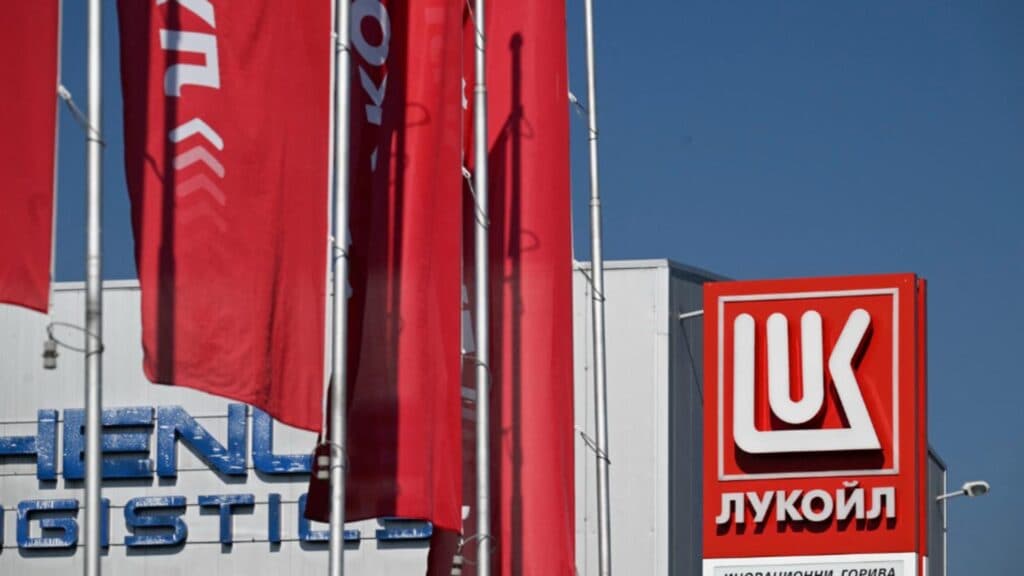 Co-fondatorul liderului mondial în industria pentru adulți își exprimă interesul de a achiziționa activele Lukoil