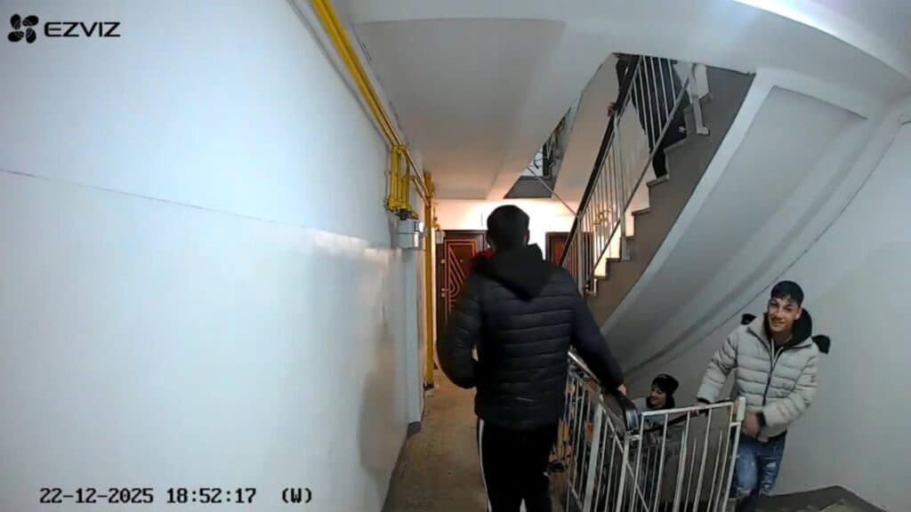Colindătorii deveniți agresori: ușile unui bloc din Constanța, devastate din răzbunare pentru că nu au fost primi