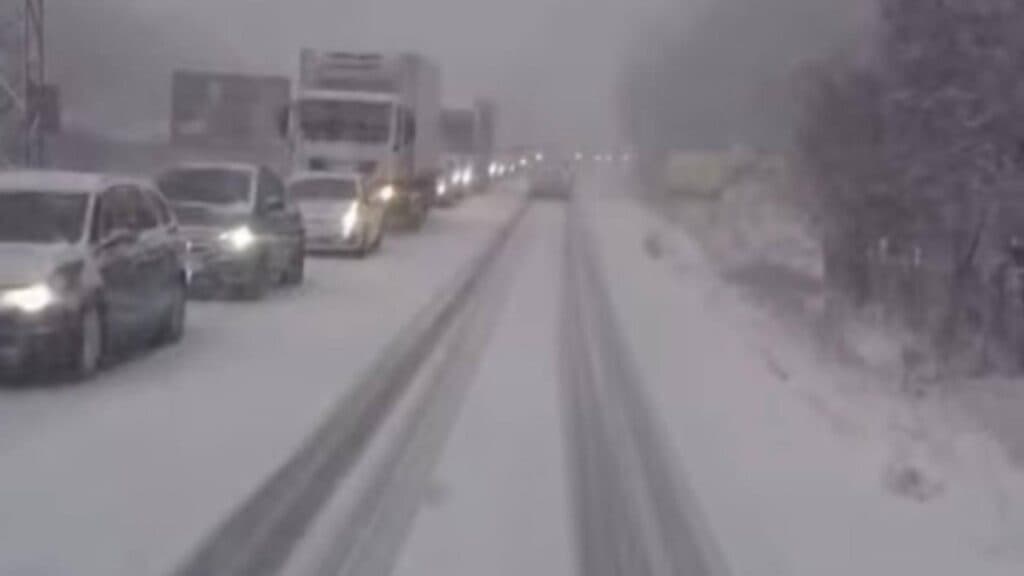 Agonie pe Valea Oltului: Ninsorile masive și un TIR blochează DN 7