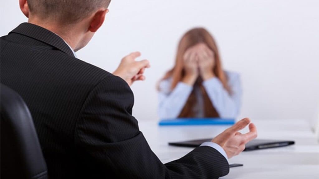 Concediere surprinzătoare pentru o angajată dedicată: femeia sosea cu 40 de minute înainte de program și ignora avertizările