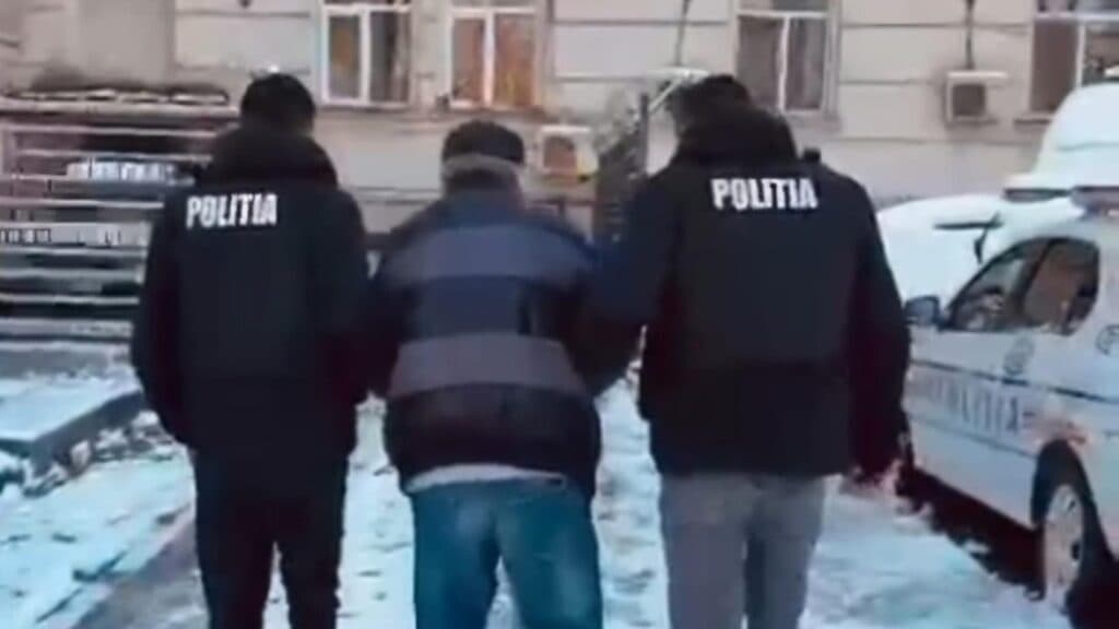 Tragedie de Crăciun: Un bărbat de 68 de ani a fost arestat după ce și-a bătut soția până la moarte, apelând la o asistentă pentru ajutor când aceasta era deja decedată