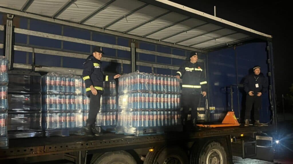 Cursa pentru apă în Prahova: 50.000 de sticle ajung la sinistrați din zonele afectate