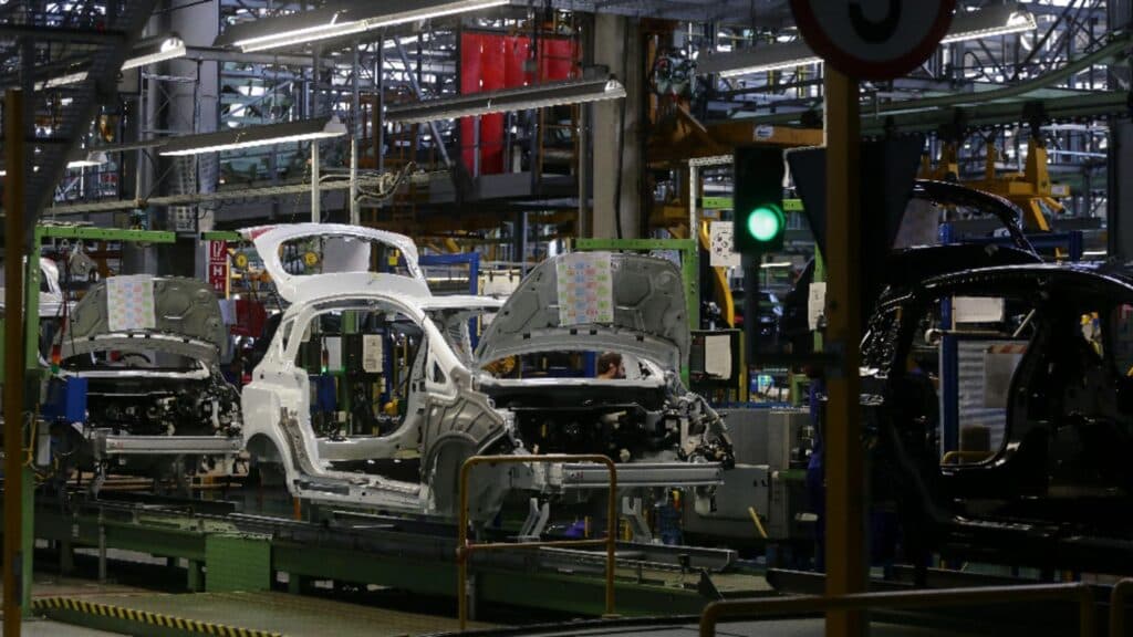 Industria auto, în prag de colaps: fostul lider Stellantis anticipează închiderea a zece uzine europene din cauza reglementărilor UE