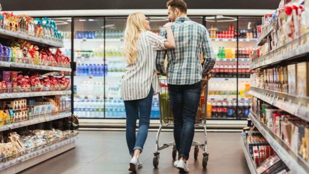 Răscolirea rafturilor: Un produs de bază devine greu de găsit în magazinele din România înainte de sărbători. Ce se află în spatele acestei situații?