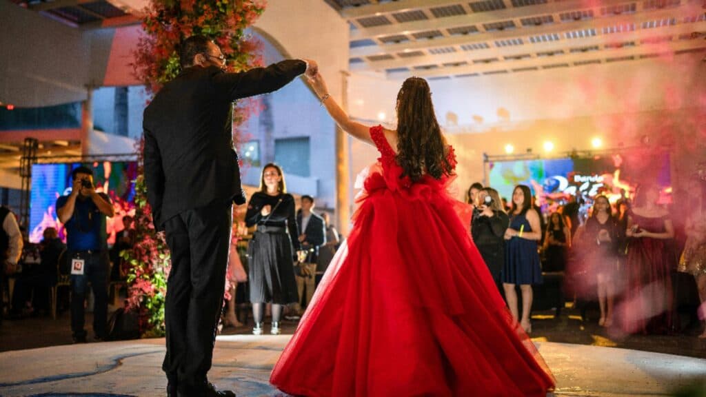 Ghidul Eleganței de Revelion: Reguli Esențiale pentru Femei