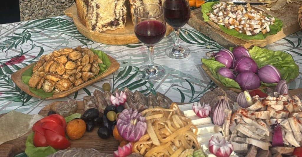 Deliciile pomanei porcului din Domnești: Artiștii și vedetele se bucură de gusturile tradiționale ale lui nea Costel Capac!