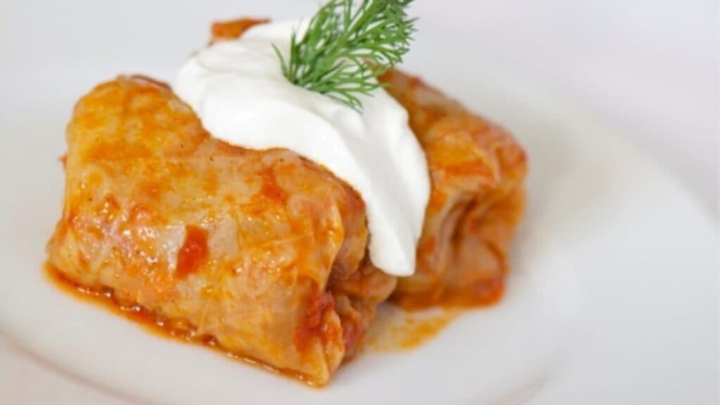 De ce nutriționiștii avertizează împotriva consumului de sarmale cu smântână: o combinație cu efecte digestive neplăcute