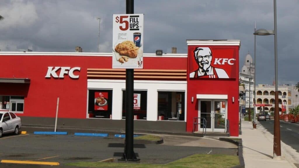 Sentință surprinzătoare: un angajat KFC primește aproape 80.000 de euro despăgubire în urma unui conflict cu superiorul său