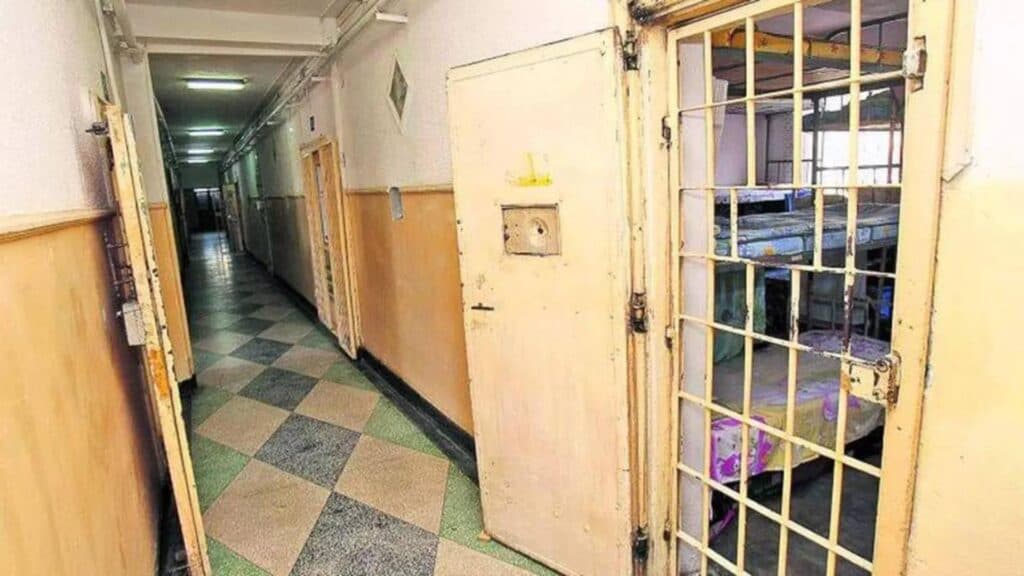 Deținut descoperit spânzurat în celula sa de la Penitenciarul Giurgiu; procurorii preiau cazul