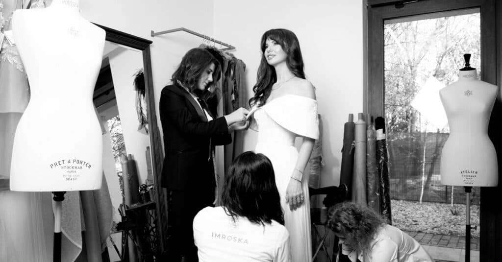 Din tainele universului modei. Roxana Ostroveanu ne împărtășește cum marile branduri de design revin la arta tradițională a croitoriei, creând piese adaptate perfect după model