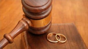 Divorțul în nuanțe de gri: Transformările relațiilor de cuplu în România. Ce motive stau la baza destrămării căsniciei după 50 de ani?