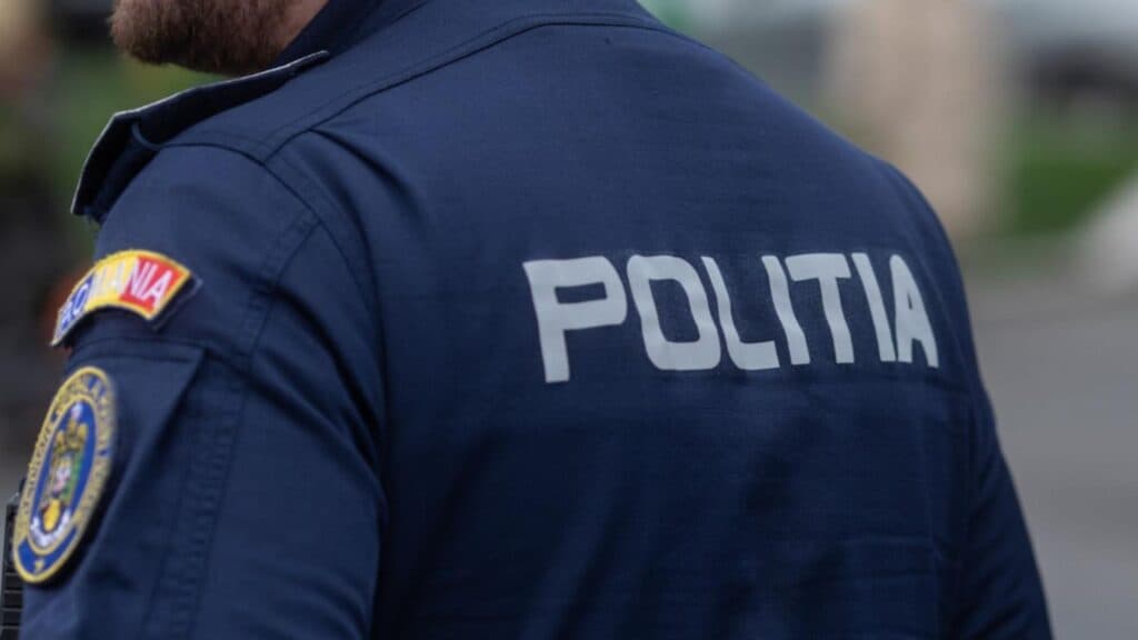 Doi indivizi au fost reținuți pentru asasinarea brutală a unui bărbat aflat în scaun cu rotile, unul dintre ei având antecedente penale