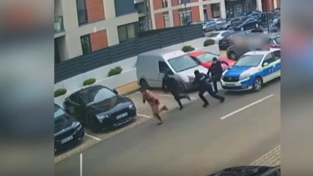 Colindătorii falși din Arad, alungați de poliție după ce au încercat să pătrundă în bloc