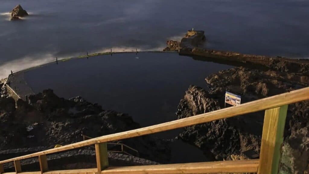 Tragedie în Tenerife: Doi români au fost răpuși de un val imens, izbiți de stânci și smulși de ocean